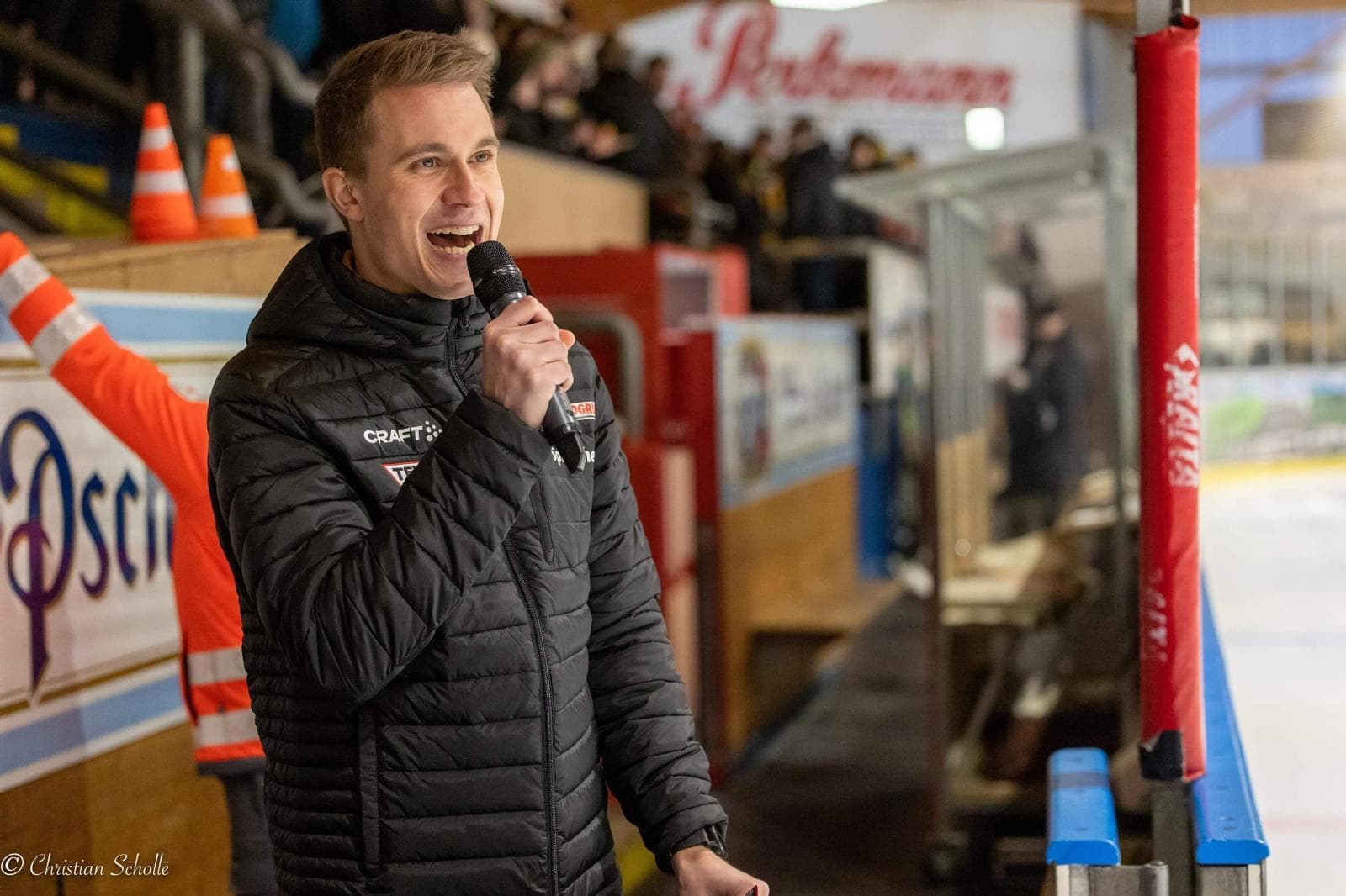 Michael Eham bei einer Eishockey-Moderation