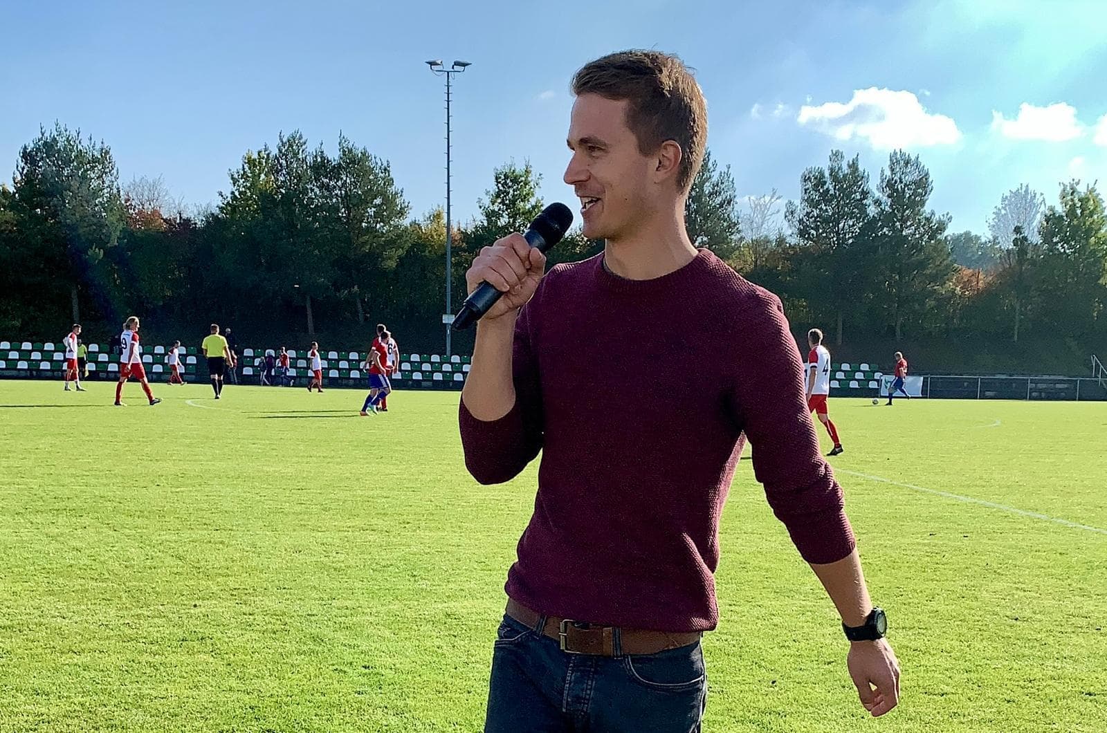 Michael Eham bei einer Fussball-Moderation
